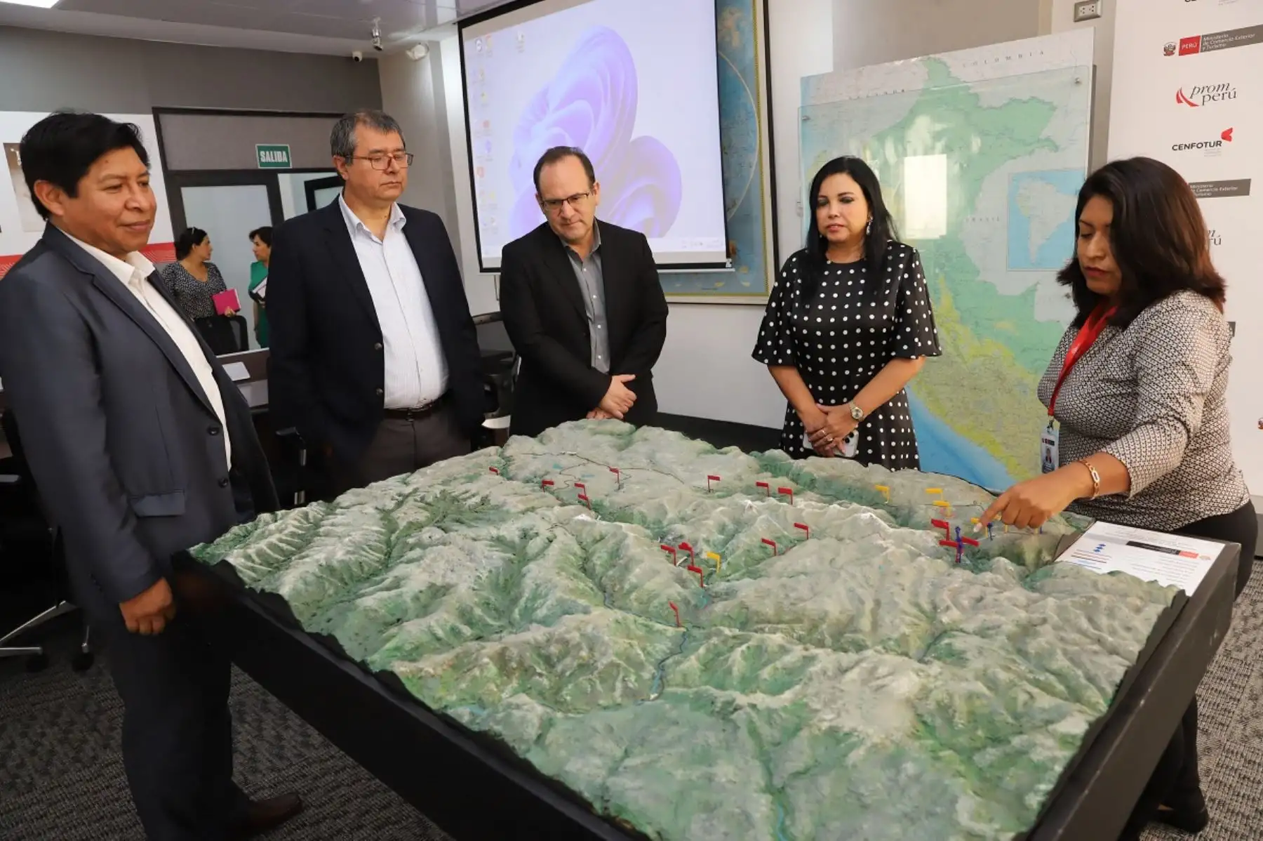 La ministra de Comercio Exterior y Turismo, Elizabeth Galdo Marin se reunión con el titular de ProInversión, José Salardi Rodríguez, para abordar acciones a favor de los proyectos turísticos Choquequirao y Cerro San Cristobal. Foto: Cortesía.