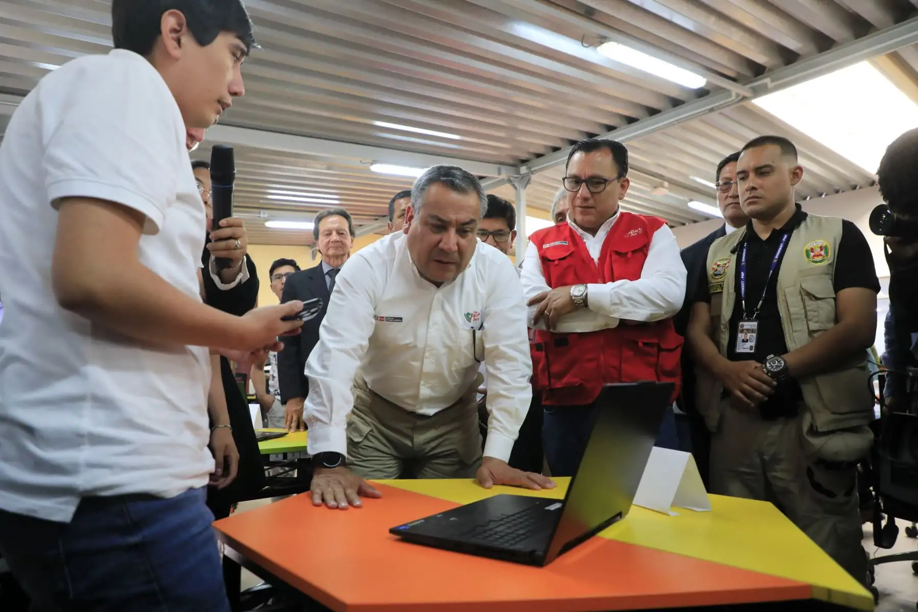 El presidente del Consejo de Ministros, Gustavo Adrianzén  informó a los medios de comunicación el resultado de la jornada de trabajo intergubernamental en Arequipa.
Foto: PCM