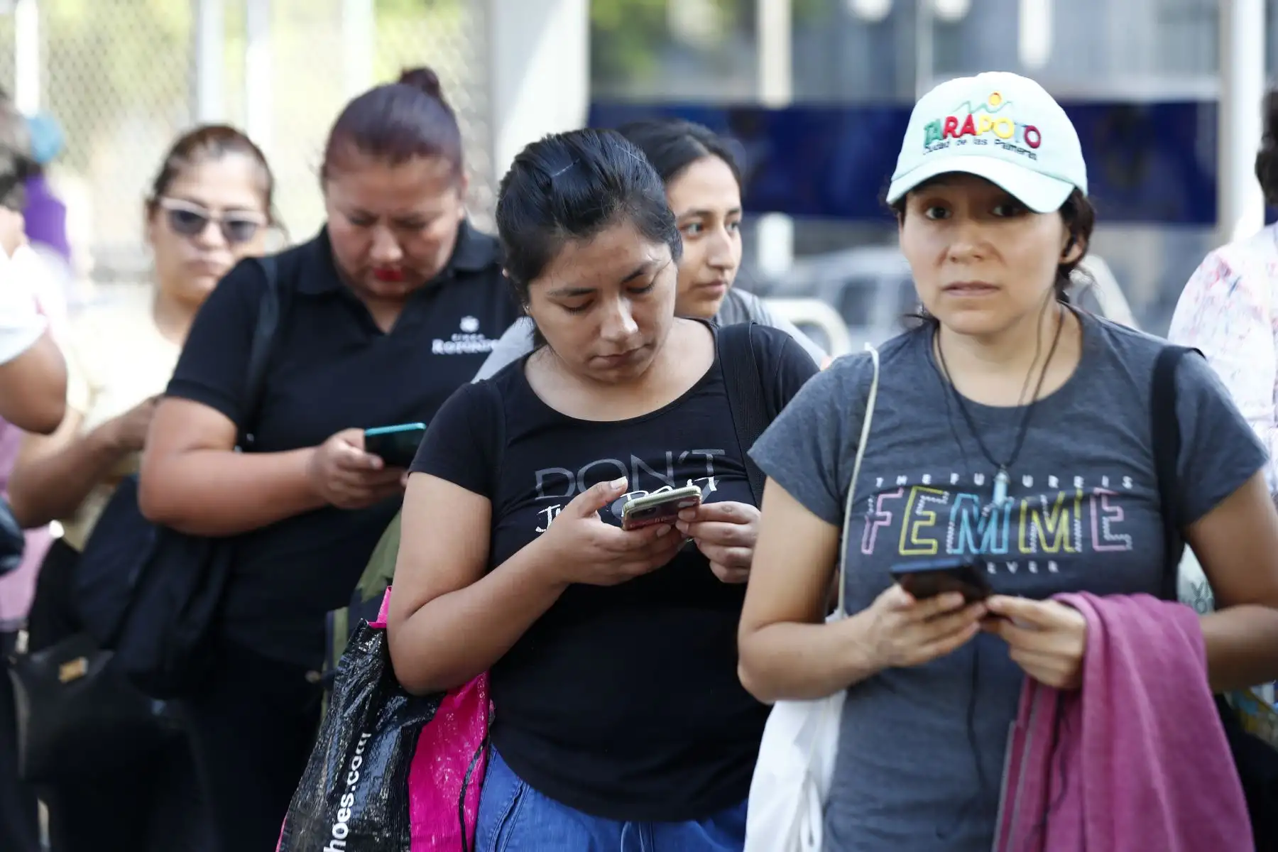Con el fin de prevenir el acoso contra las mujeres, la Autoridad del Transporte Urbano de Lima y Callao implementó un sistema de filas diferenciadas para hombres y mujeres en el corredor Metropolitano. Foto: ANDINA/Daniel Bracamonte