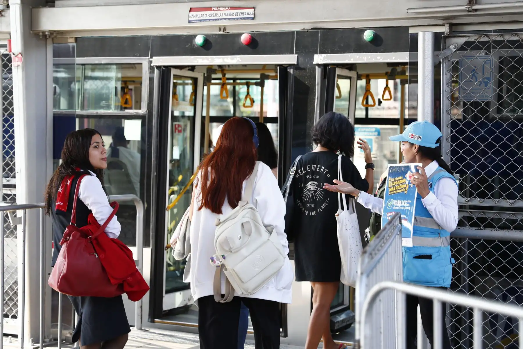 Con el fin de prevenir el acoso contra las mujeres, la Autoridad del Transporte Urbano de Lima y Callao implementó un sistema de filas diferenciadas para hombres y mujeres en el corredor Metropolitano. Foto: ANDINA/Daniel Bracamonte