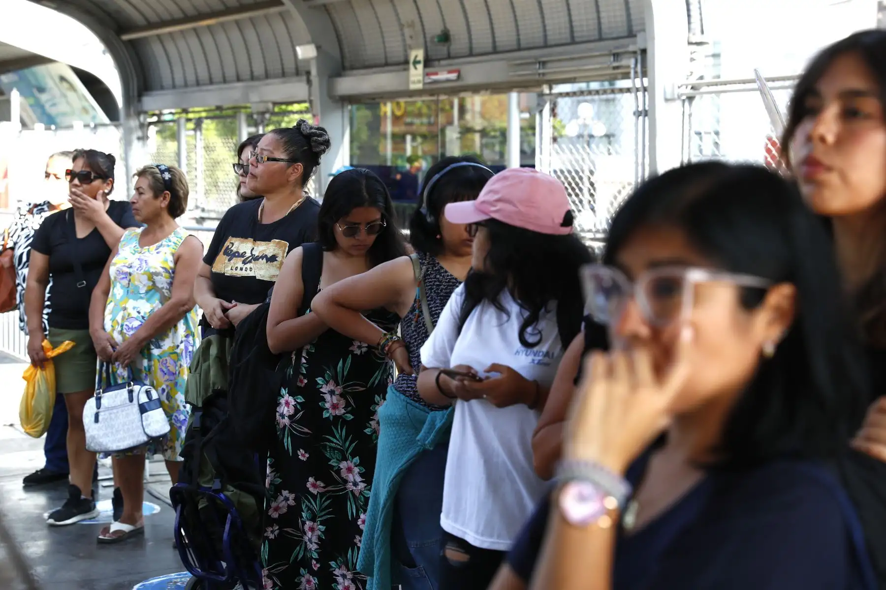 Con el fin de prevenir el acoso contra las mujeres, la Autoridad del Transporte Urbano de Lima y Callao implementó un sistema de filas diferenciadas para hombres y mujeres en el corredor Metropolitano. Foto: ANDINA/Daniel Bracamonte