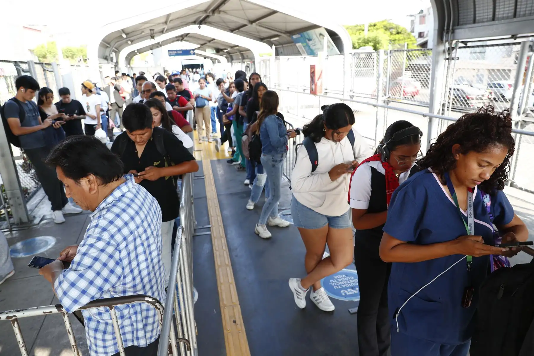 La Autoridad del Transporte Urbano de Lima y Callao implementó el sistema de filas diferenciadas para hombres y mujeres inicialmente en la estación Matellini del corredor Metropolitano en Chorrillos, de 10:00 a 16:00 horas. Foto: ANDINA/Daniel Bracamonte