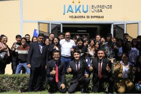 El presidente del Consejo de Ministros, Gustavo Adrianzén, y el titular de la Producción, Sergio González, recorrieron las instalaciones de la incubadora de empresas Jaku Emprende de la UNSA.