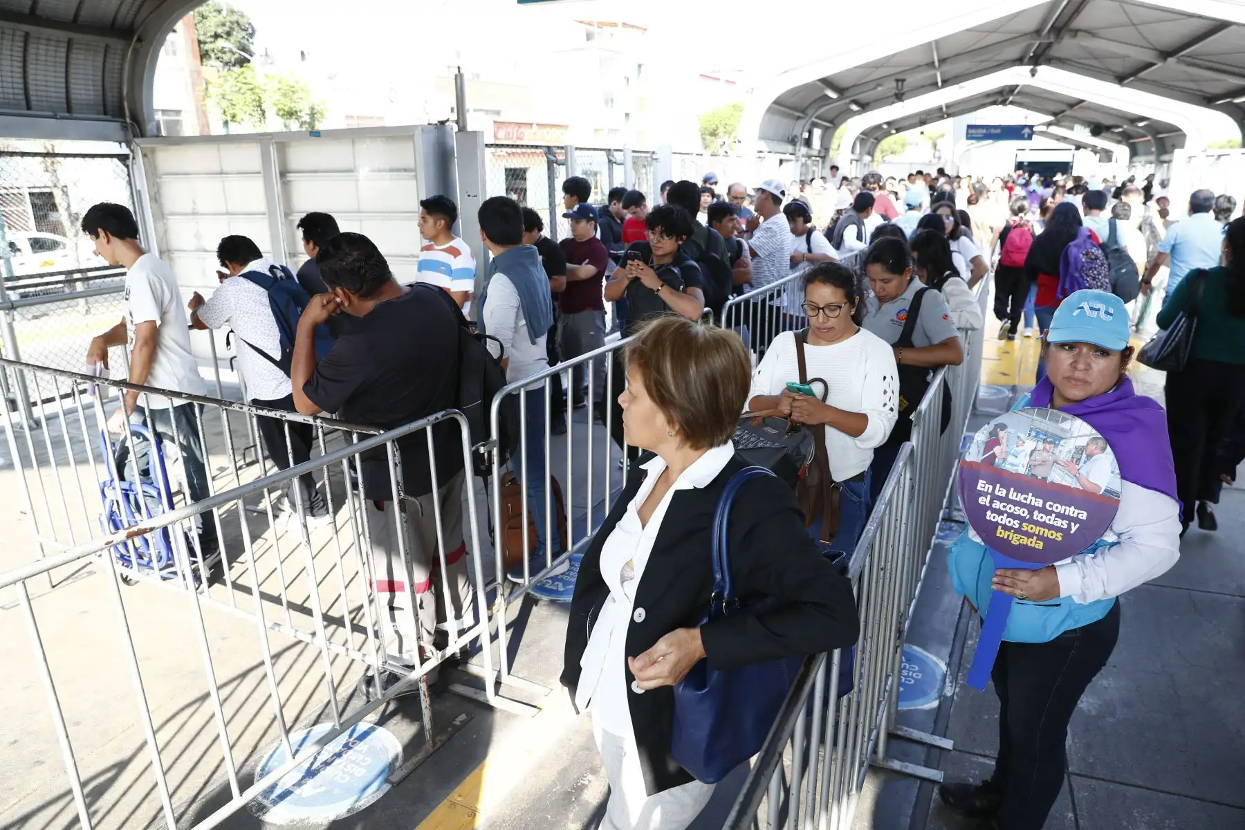 La Autoridad del Transporte Urbano de Lima y Callao implementó el sistema de filas diferenciadas para hombres y mujeres inicialmente en la estación Matellini del corredor Metropolitano en Chorrillos, de 10:00 a 16:00 horas. Foto: ANDINA/Daniel Bracamonte