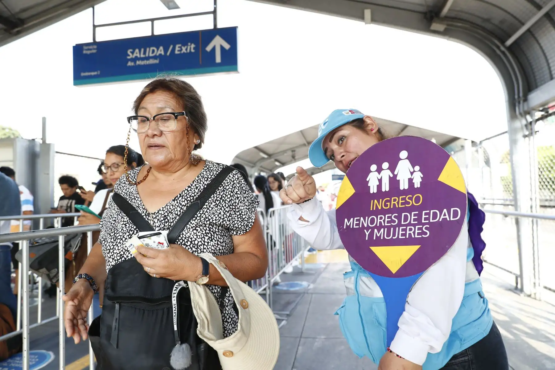 Con el fin de prevenir el acoso contra las mujeres, la Autoridad del Transporte Urbano de Lima y Callao implementó un sistema de filas diferenciadas para hombres y mujeres en el corredor Metropolitano. Foto: ANDINA/Daniel Bracamonte