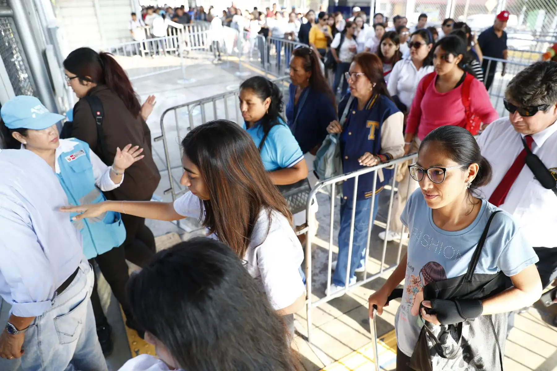 Con el fin de prevenir el acoso contra las mujeres, la Autoridad del Transporte Urbano de Lima y Callao implementó un sistema de filas diferenciadas para hombres y mujeres en el corredor Metropolitano. Foto: ANDINA/Daniel Bracamonte