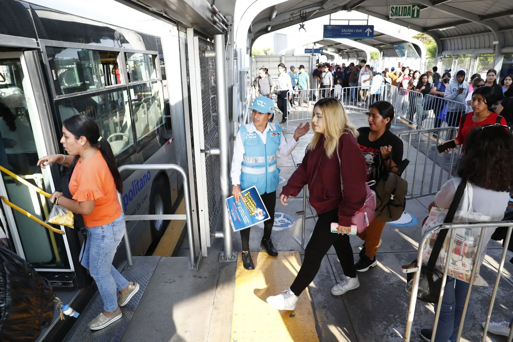 La Autoridad del Transporte Urbano de Lima y Callao implementó el sistema de filas diferenciadas para hombres y mujeres inicialmente en la estación Matellini del corredor Metropolitano en Chorrillos, de 10:00 a 16:00 horas. Foto: ANDINA/Daniel Bracamonte