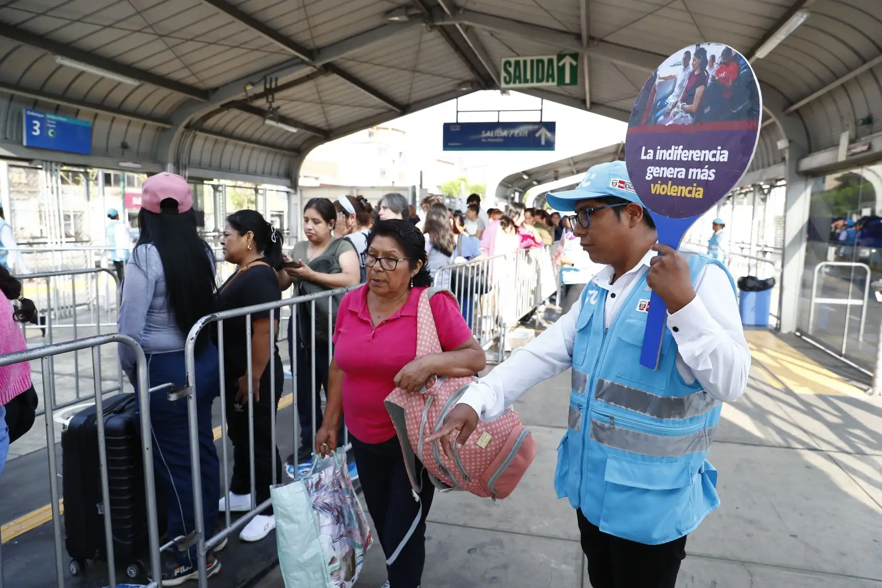 La Autoridad del Transporte Urbano de Lima y Callao implementó el sistema de filas diferenciadas para hombres y mujeres inicialmente en la estación Matellini del corredor Metropolitano en Chorrillos, de 10:00 a 16:00 horas. Foto: ANDINA/Daniel Bracamonte
