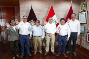 El titular de la PCM y los ministros de Estado iniciaron la jornada con una reunión de trabajo con el gobernador de Arequipa, Rohel Sánchez. Foto: ANDINA/PCM
