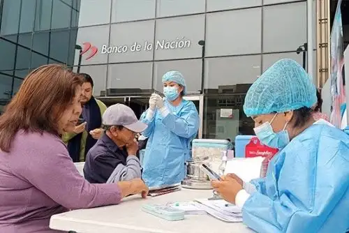 Brigadas del Minsa vacunan a fonavistas en agencias del Banco de la Nación. Foto: ANDINA/Difusión.