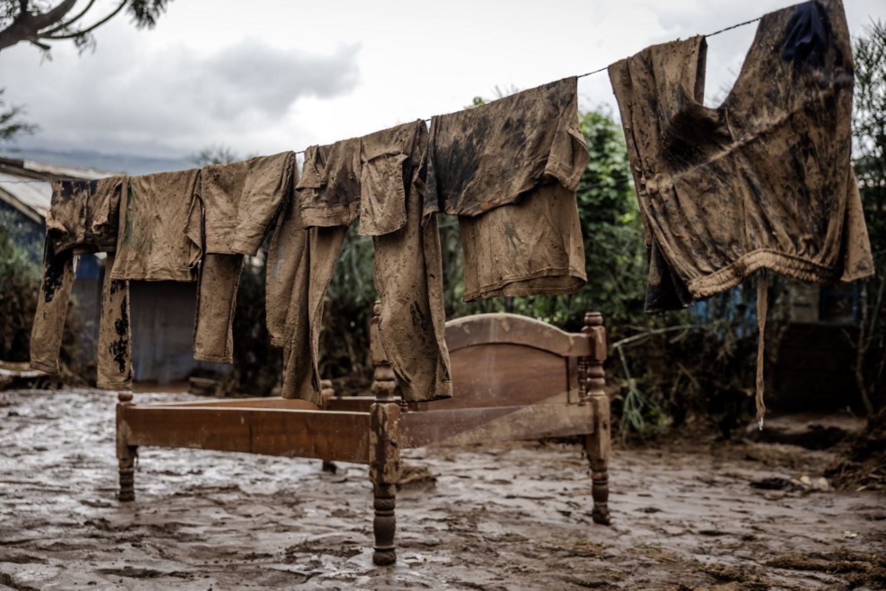 Al menos 42 personas murieron al romperse una represa en una localidad al norte de Nairobi, la capital de Kenia. Foto: AFP