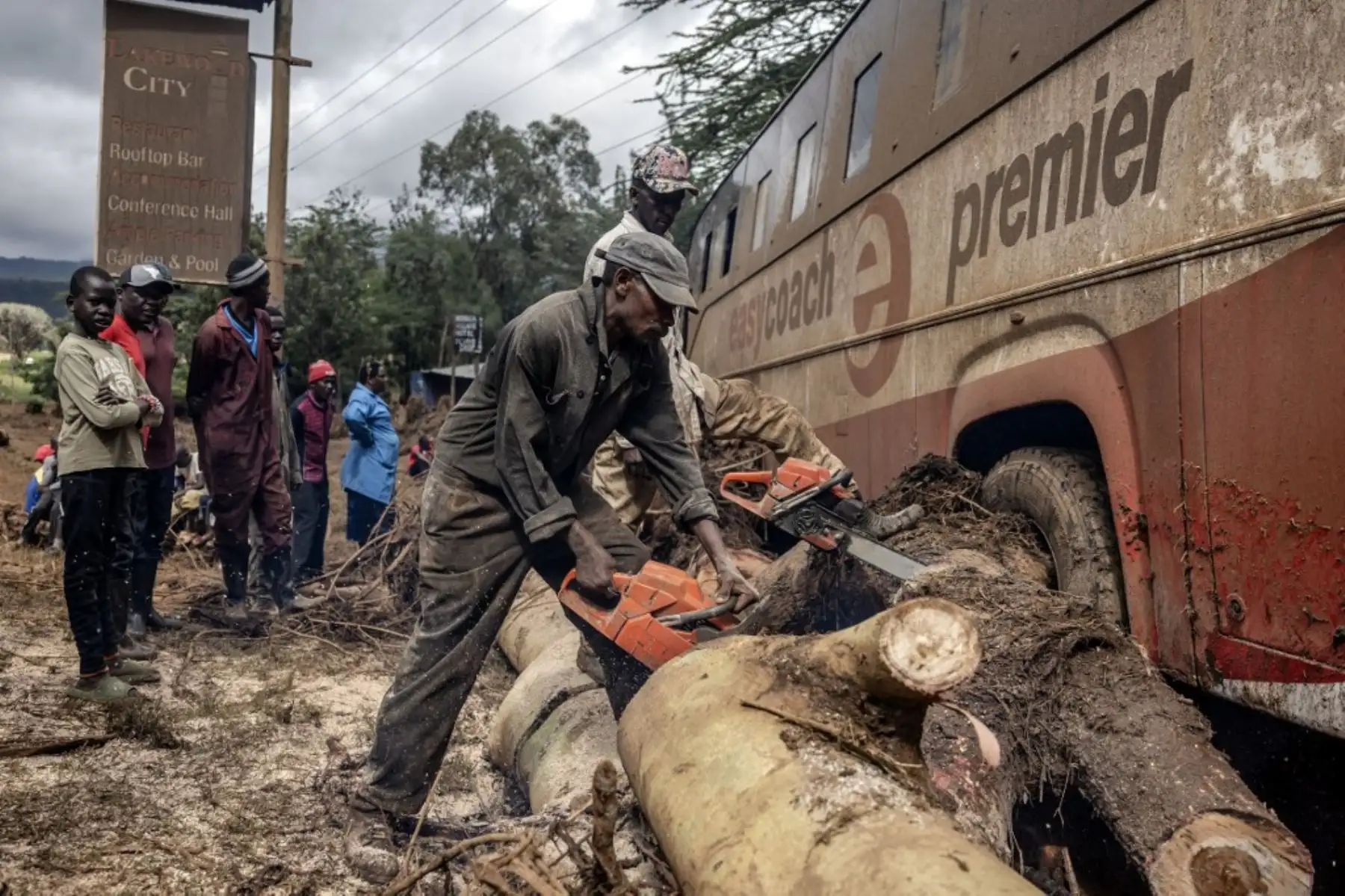 Al menos 42 personas murieron al romperse una represa en una localidad al norte de Nairobi, la capital de Kenia. Foto: AFP
