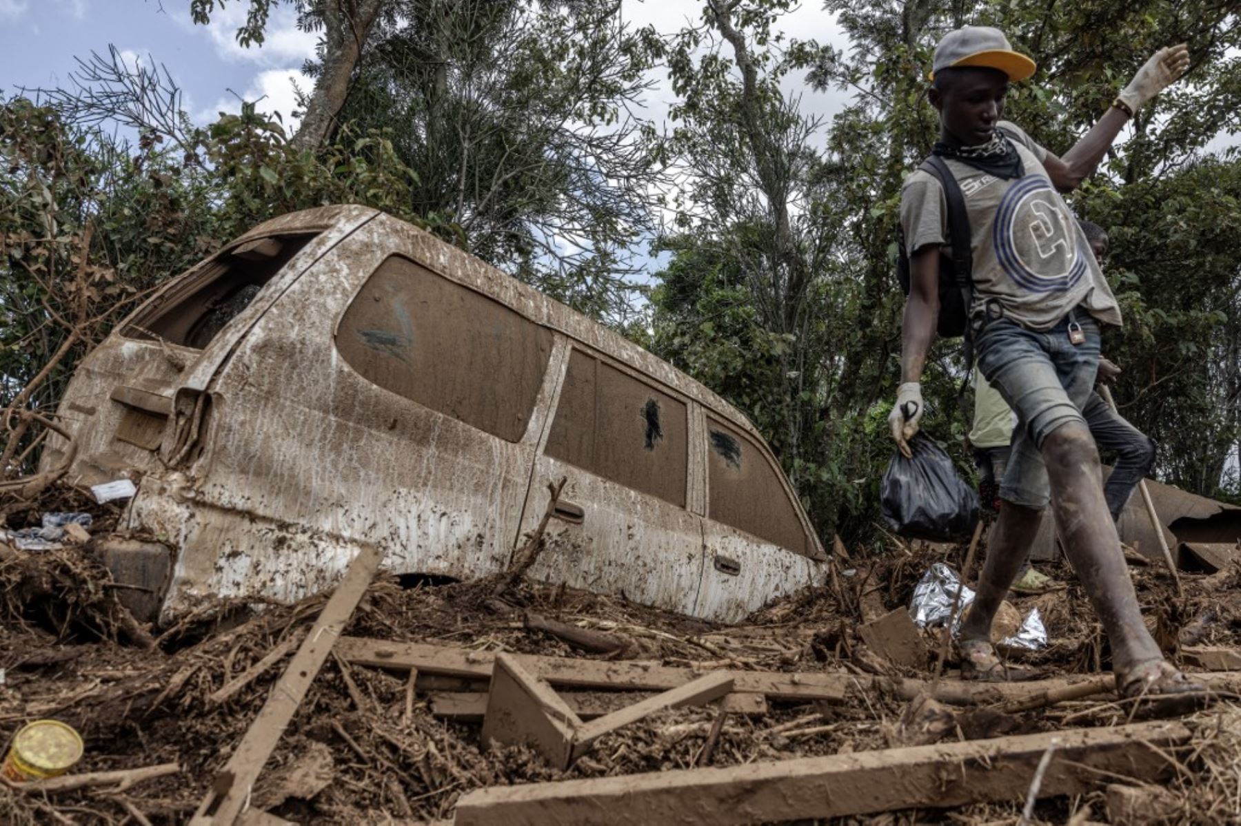 La represa se rompió cerca del pueblo de Mai Mahiu, en el valle del Rift, arrasando casas y cortando una carretera. Foto: AFP