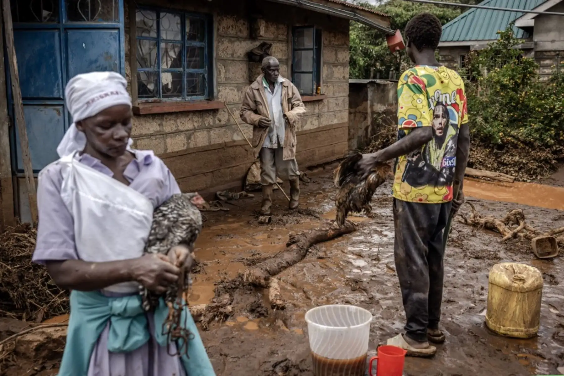 La represa se rompió cerca del pueblo de Mai Mahiu, en el valle del Rift, arrasando casas y cortando una carretera. Foto: AFP
