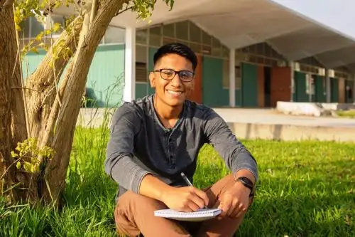 Jóvenes pueden postular a Beca Perú 2025 hasta el 14 de mayo. Foto: ANDINA/Difusión.