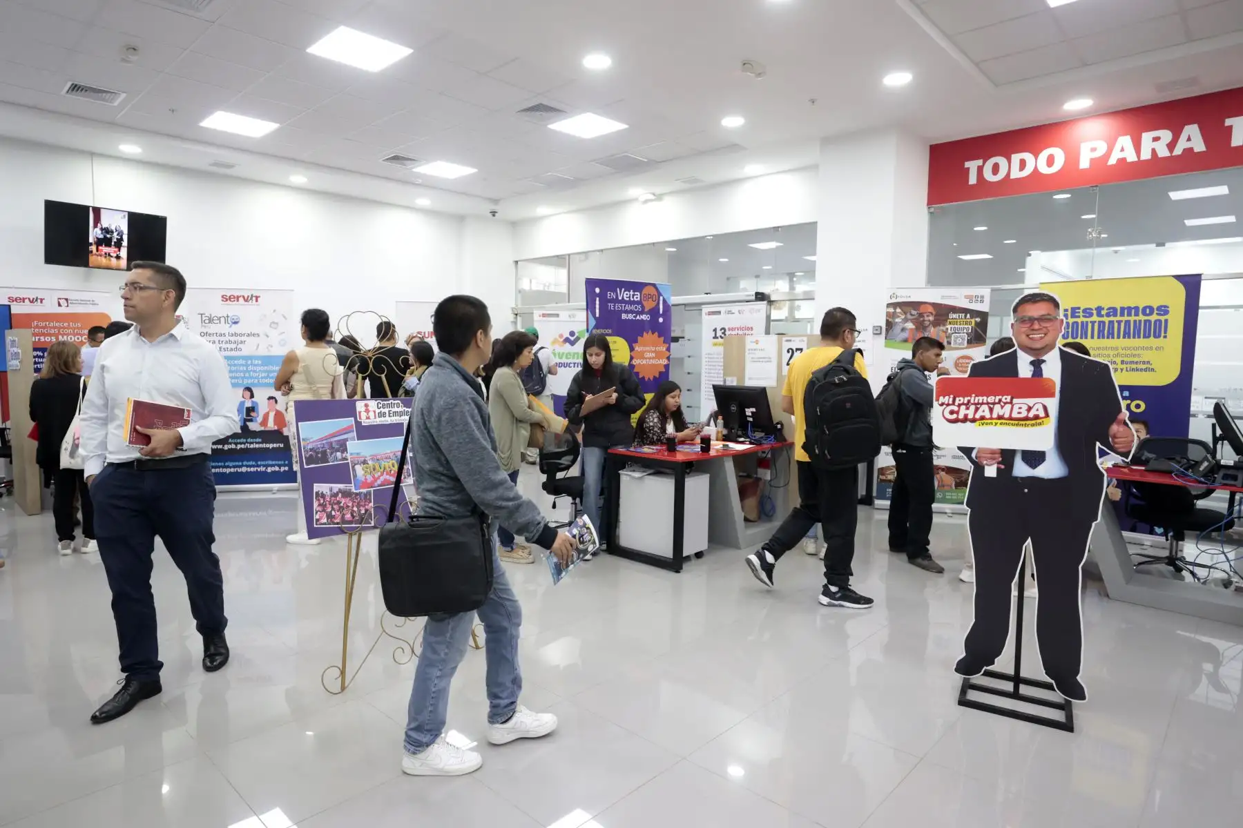 La actividad se enmarca en los esfuerzos del Ministerio de Trabajo por promover la empleabilidad y brindar oportunidades equitativas a toda la población, con especial énfasis en grupos vulnerables como personas con discapacidad, profesionales, adultos mayores y jóvenes sin experiencia laboral previa.
Foto: ANDINA/Vidal Tarqui
