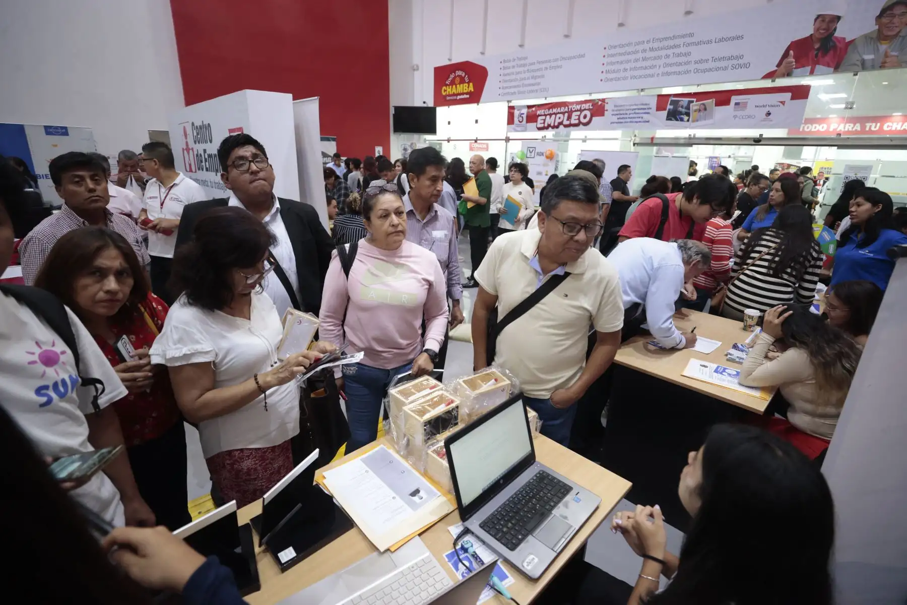 La actividad se enmarca en los esfuerzos del Ministerio de Trabajo por promover la empleabilidad y brindar oportunidades equitativas a toda la población, con especial énfasis en grupos vulnerables como personas con discapacidad, profesionales, adultos mayores y jóvenes sin experiencia laboral previa.
Foto: ANDINA/Vidal Tarqui