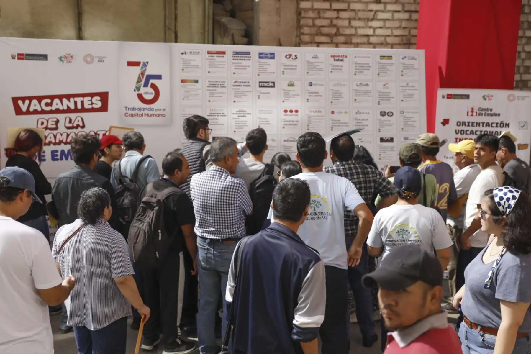 La actividad se enmarca en los esfuerzos del Ministerio de Trabajo por promover la empleabilidad y brindar oportunidades equitativas a toda la población, con especial énfasis en grupos vulnerables como personas con discapacidad, profesionales, adultos mayores y jóvenes sin experiencia laboral previa.
Foto: ANDINA/Mintra