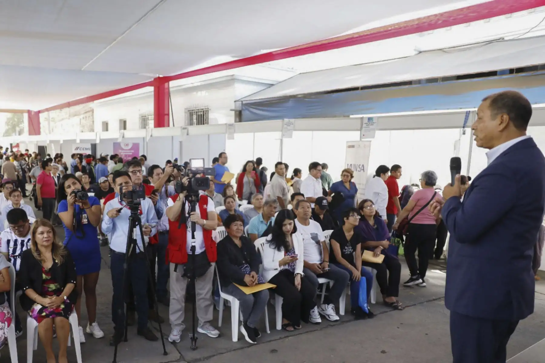 En el marco del 75 aniversario del ministerio de Trabajo y Promoción del Empleo,  el ministro Daniel Maurate, inauguró la "Mega maratón del Empleo", una actividad masiva de intermediación laboral que ofrecerá más de 2200 oportunidades de empleo formal de parte de más de 83 empresas en un solo lugar. Esta convocatoria masiva de empleo busca facilitar la inserción laboral y agilizar el vínculo entre empleadores y postulantes, brindando vacantes en diversos rubros como ventas, atención al cliente, operarios, seguridad, puestos administrativos y otros.

Foto: ANDINA/Mintra