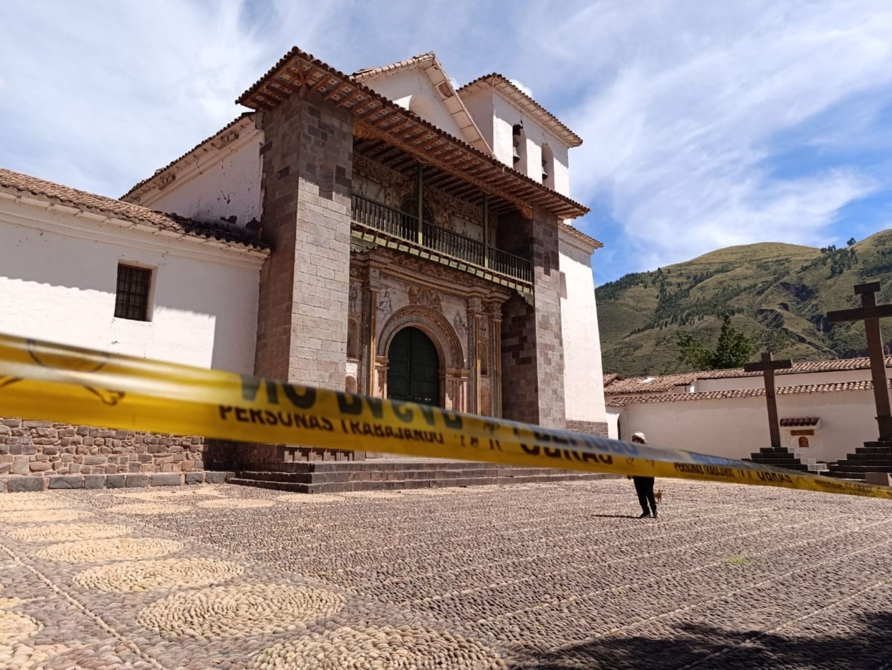 La histórica iglesia colonial San Pedro y San Pablo de Andahuaylillas fue cerrada al público debido a los daños causados por el fuerte sismo de magnitud 4.4 registrado hoy y ante la posibilidad de nuevos sismos. ANDINA/Percy Hurtado Santillán