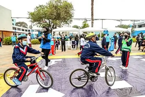 Gracias a la iniciativa “A tu cole en bici” se realizaron charlas en temas relacionados con la movilidad sostenible, la seguridad vial activa y el uso responsable y seguro de la bicicleta. Foto: ATU.