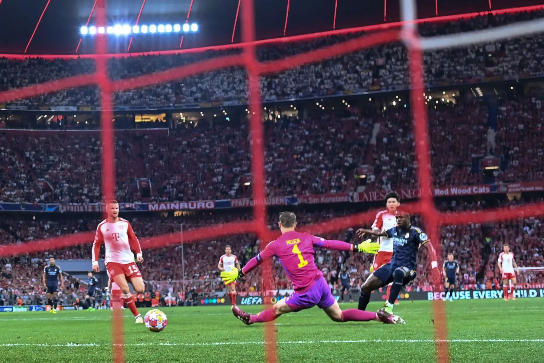El delantero brasileño del Real Madrid, Vinicius Junior  supera al portero alemán del Bayern Munich Manuel Neuer durante el partido de fútbol de ida de la semifinal de la Liga de Campeones de la UEFA entre el FC Bayern Munich y el Real Madrid CF.
Foto: AFP