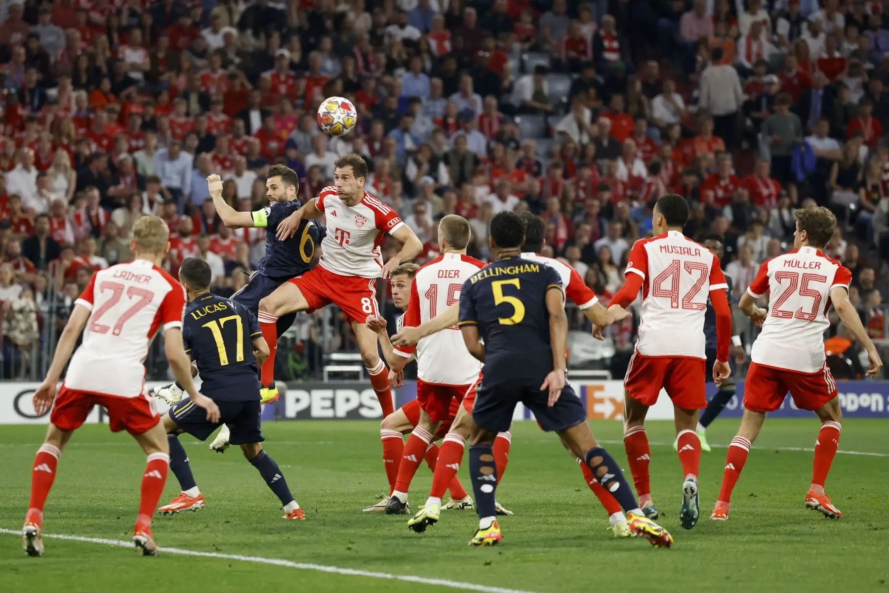 El defensa español del Real Madrid, Nacho Fernández y el mediocampista alemán del Bayern de Múnich,Leon Goretzka saltan para cabecear el balón durante el partido de fútbol de ida de la semifinal de la Liga de Campeones de la UEFA entre el FC Bayern de Múnich y el Real Madrid CF.
Foto: AFP