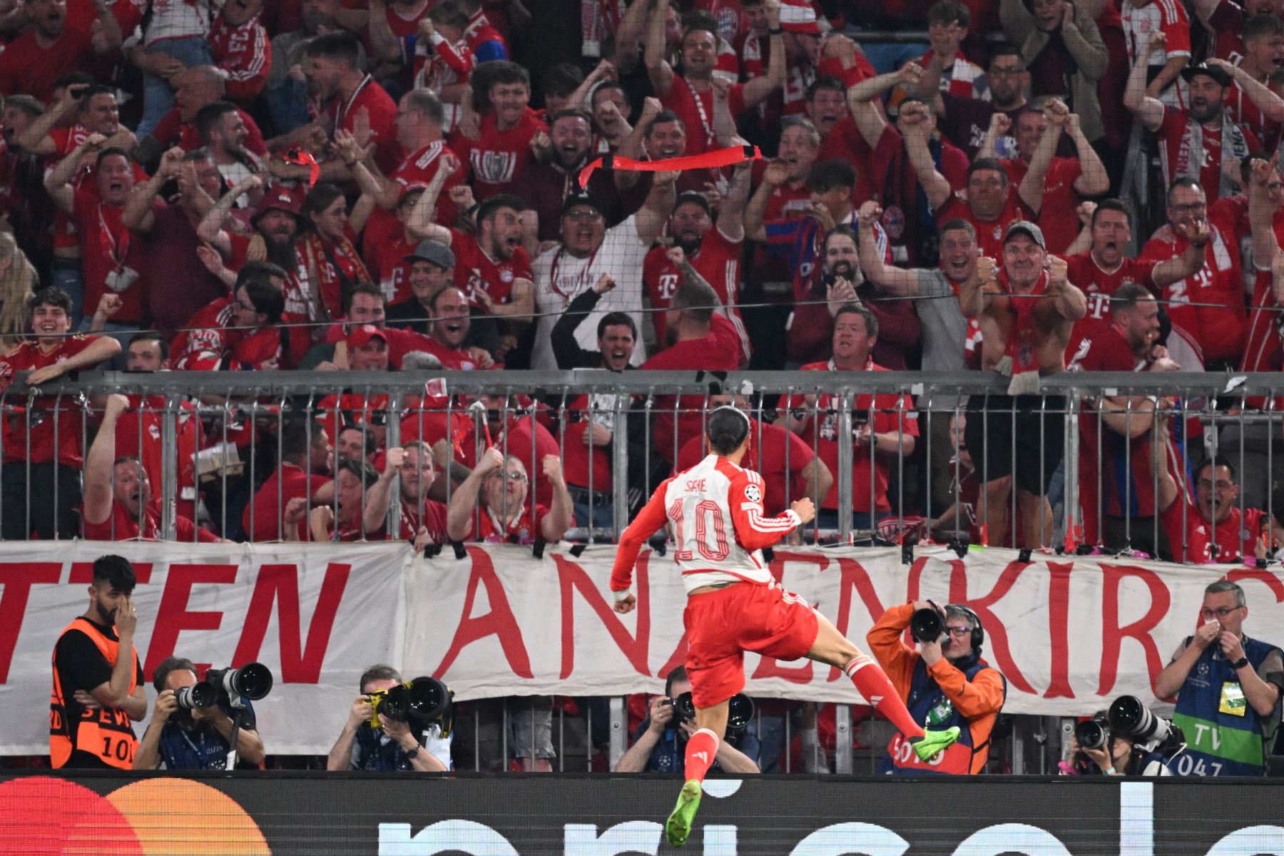 El delantero alemán del Bayern de Múnich, Leroy Sane, celebra el gol durante el partido de fútbol de ida de la semifinal de la Liga de Campeones de la UEFA entre el FC Bayern de Múnich y el Real Madrid CF.
Foto: AFP