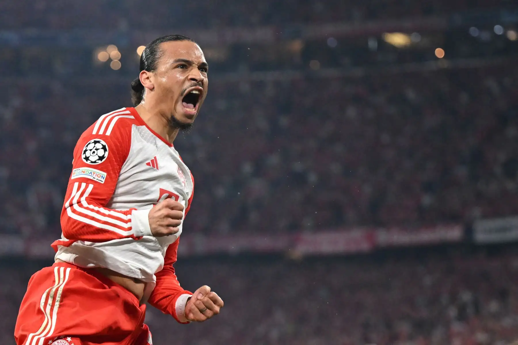 El delantero alemán del Bayern de Múnich, Leroy Sane, celebra tras marcar el gol del empate 1:1 durante el partido de fútbol de ida de la semifinal de la Liga de Campeones de la UEFA entre el FC Bayern de Múnich y el Real Madrid CF.
Foto: AFP