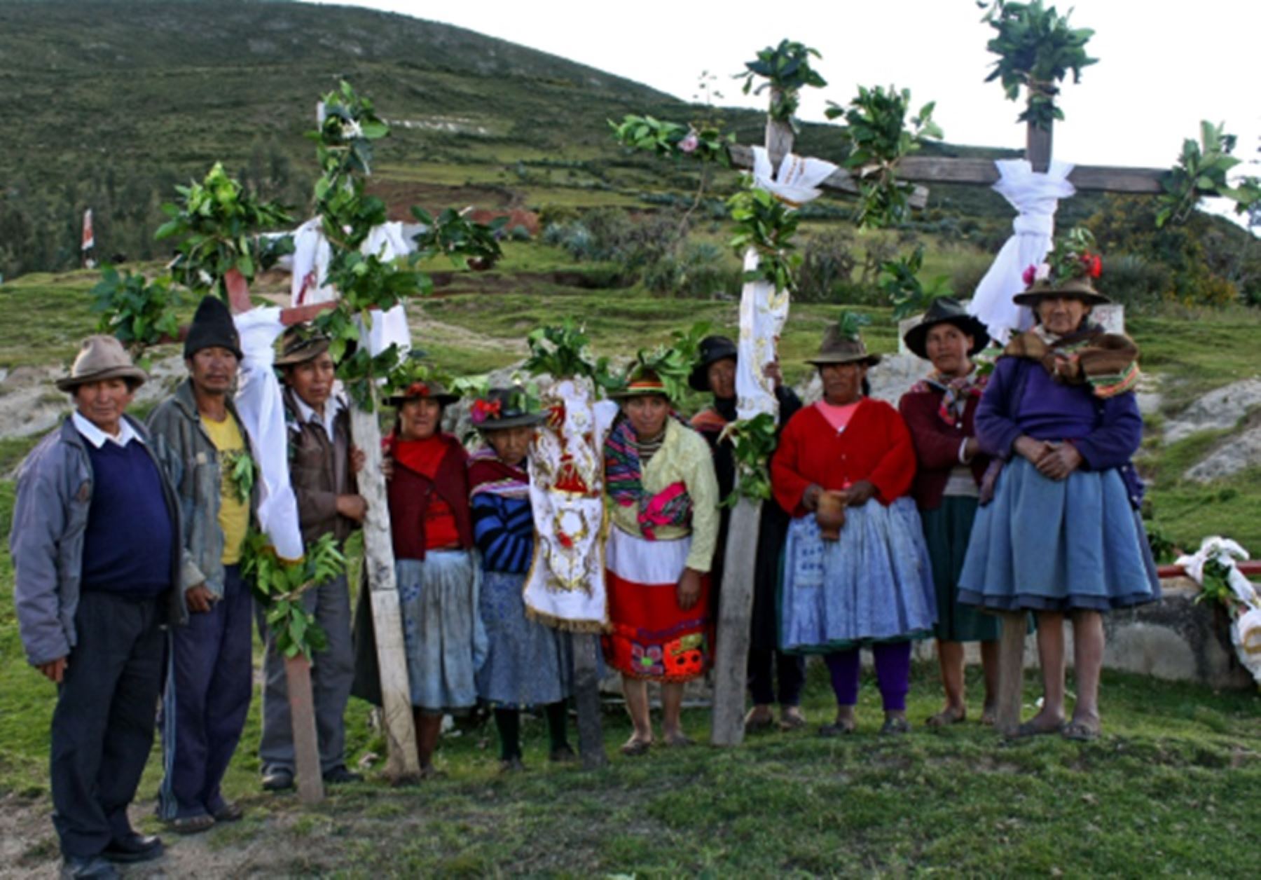 El distrito de Curasco, perteneciente a la provincia de Grau, celebra la Fiesta de la Santísima Cruz de Curasco, con una duración de una semana, siendo el día central el 3 de mayo.