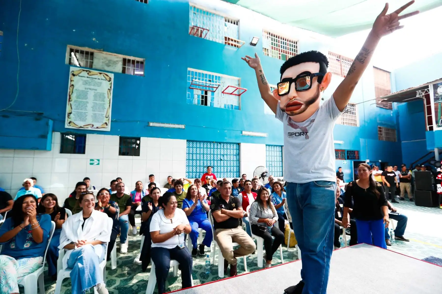 En vísperas de las celebraciones por el Día del Trabajador, los internos del Penal de Lurigancho exponen sus trabajos textiles, de cerámica y cuero que elaboran en los talleres del centro penitenciario como parte de la Política de Cárceles Productivas, que busca mejorar el proceso de resocialización de los reclusos para insertarlos en el mercado laboral al término de sus sentencias, además de generar ingresos para sus familias. Foto: ANDINA/Daniel Bracamonte