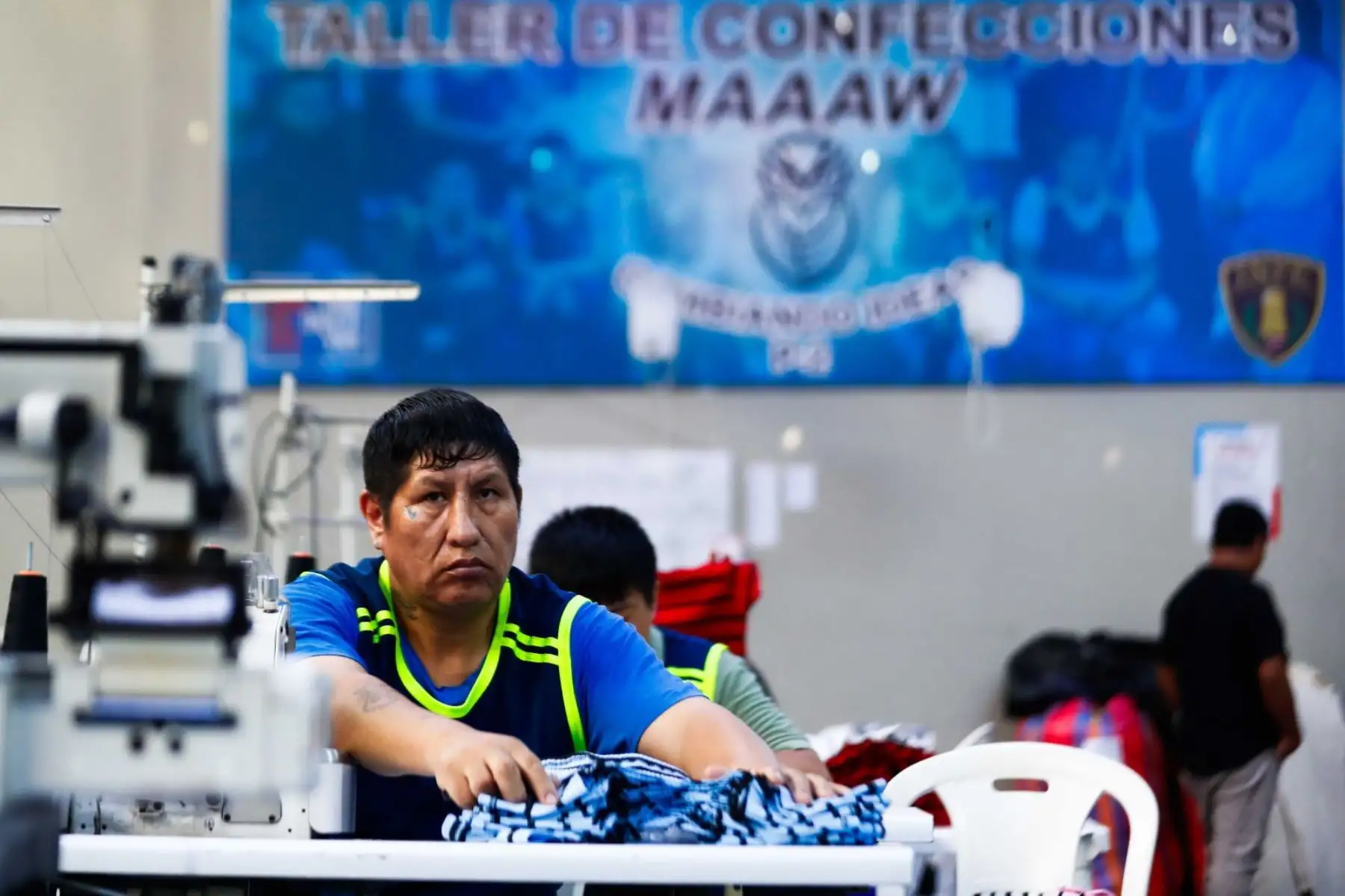 En vísperas de las celebraciones por el Día del Trabajador, los internos del Penal de Lurigancho exponen sus trabajos textiles, de cerámica y cuero que elaboran en los talleres del centro penitenciario como parte de la Política de Cárceles Productivas, que busca mejorar el proceso de resocialización de los reclusos para insertarlos en el mercado laboral al término de sus sentencias, además de generar ingresos para sus familias. Foto: ANDINA/Daniel Bracamonte