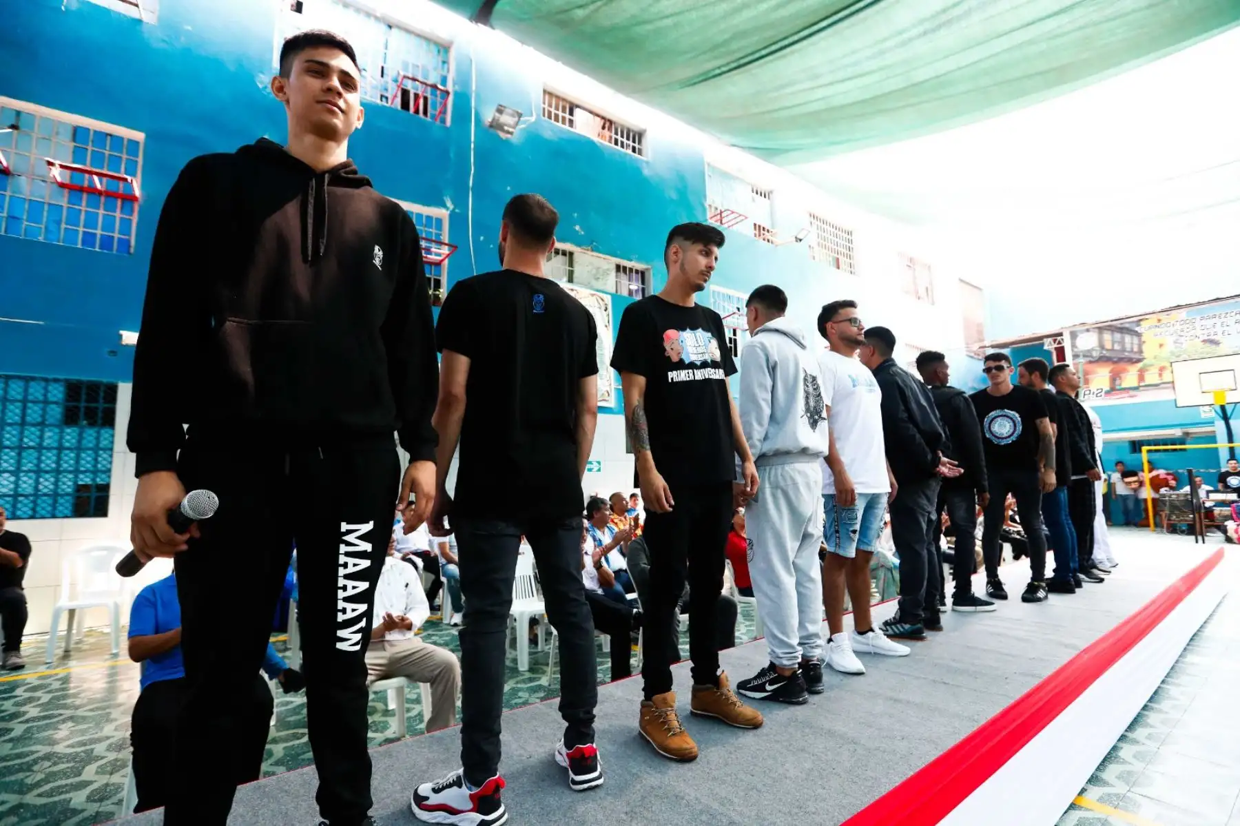Como parte de la muestra de trabajos textiles de los internos del Penal de Lurigancho por el Día del Trabajador, se realizó un desfile de modas con los mejores diseños producidos en el centro penitenciario, ante la presencia de representantes del INPE, del Ministerio de Justicia y Derechos Humanos y expertos en moda. Foto: ANDINA/Daniel Bracamonte