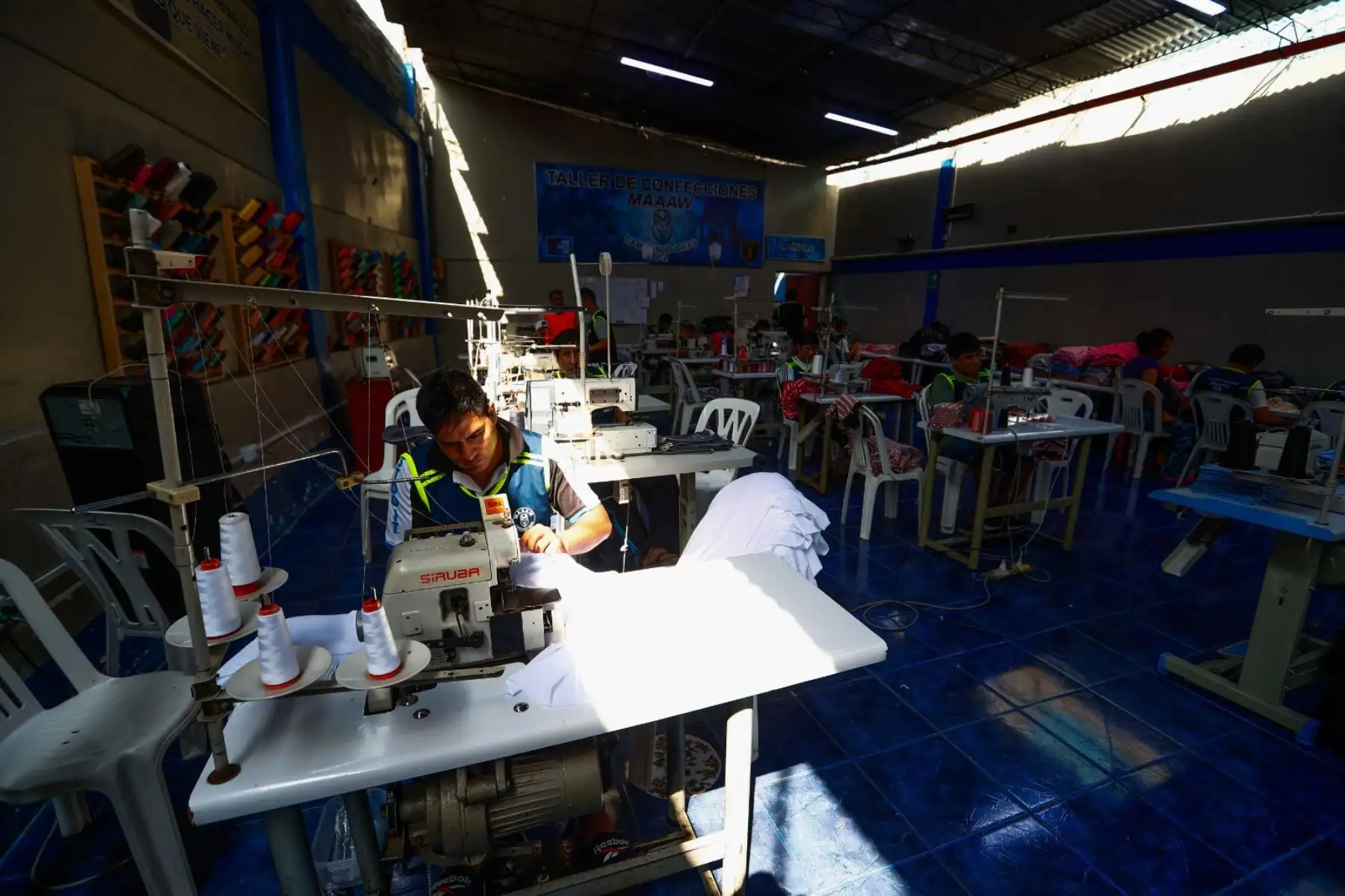 En vísperas de las celebraciones por el Día del Trabajador, los internos del Penal de Lurigancho exponen sus trabajos textiles, de cerámica y cuero que elaboran en los talleres del centro penitenciario como parte de la Política de Cárceles Productivas, que busca mejorar el proceso de resocialización de los reclusos para insertarlos en el mercado laboral al término de sus sentencias, además de generar ingresos para sus familias. Foto: ANDINA/Daniel Bracamonte