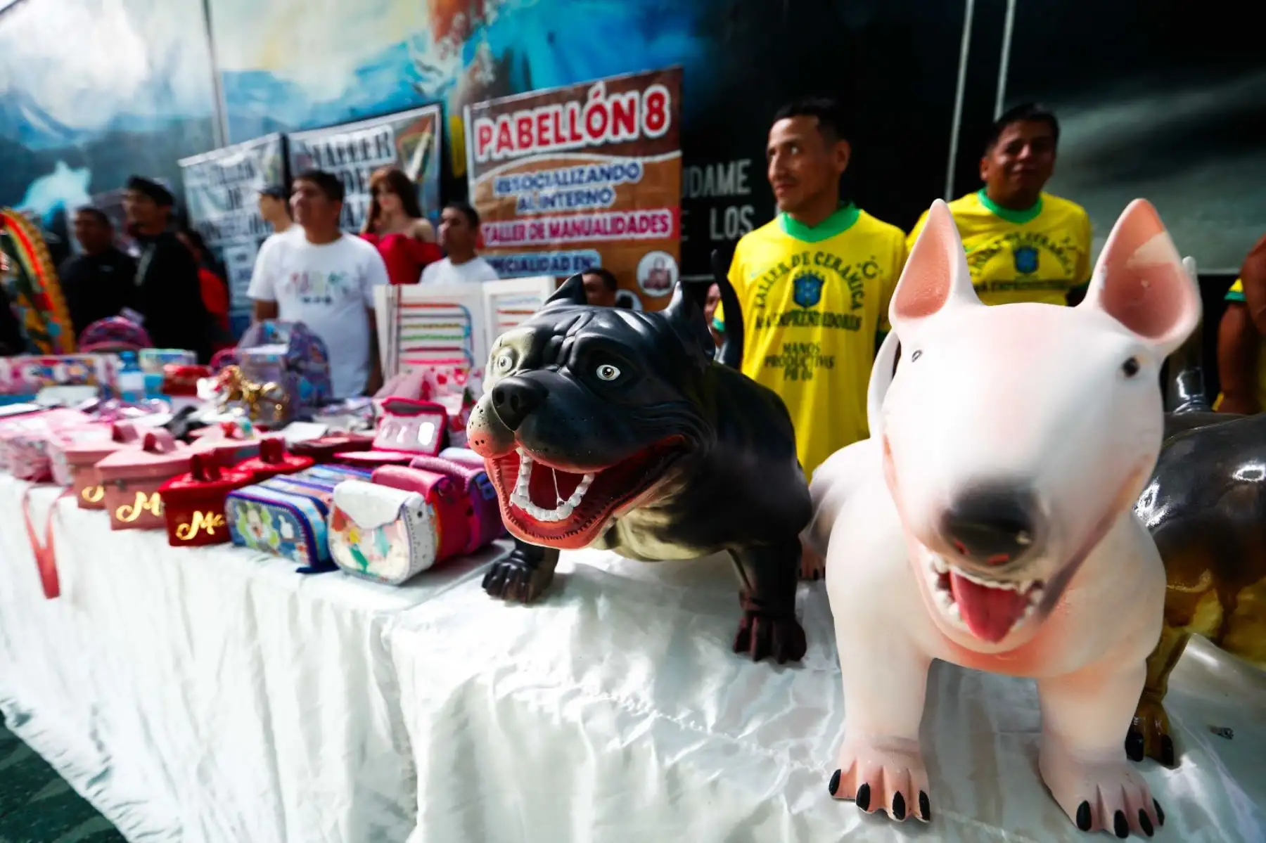 En vísperas de las celebraciones por el Día del Trabajador, los internos del Penal de Lurigancho exponen sus trabajos textiles, de cerámica y cuero que elaboran en los talleres del centro penitenciario como parte de la Política de Cárceles Productivas, que busca mejorar el proceso de resocialización de los reclusos para insertarlos en el mercado laboral al término de sus sentencias, además de generar ingresos para sus familias. Foto: ANDINA/Daniel Bracamonte