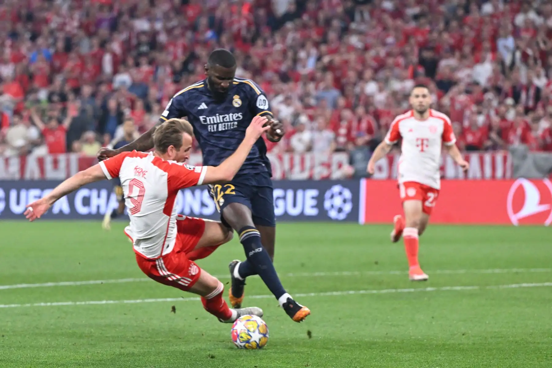 El delantero inglés del Bayern de Múnich,Harry Kane y el defensa alemán del Real Madrid, Antonio Rudiger compiten por el balón durante el partido de fútbol de ida de la semifinal de la Liga de Campeones de la UEFA entre el FC Bayern de Múnich y el Real Madrid CF.
Foto: AFP