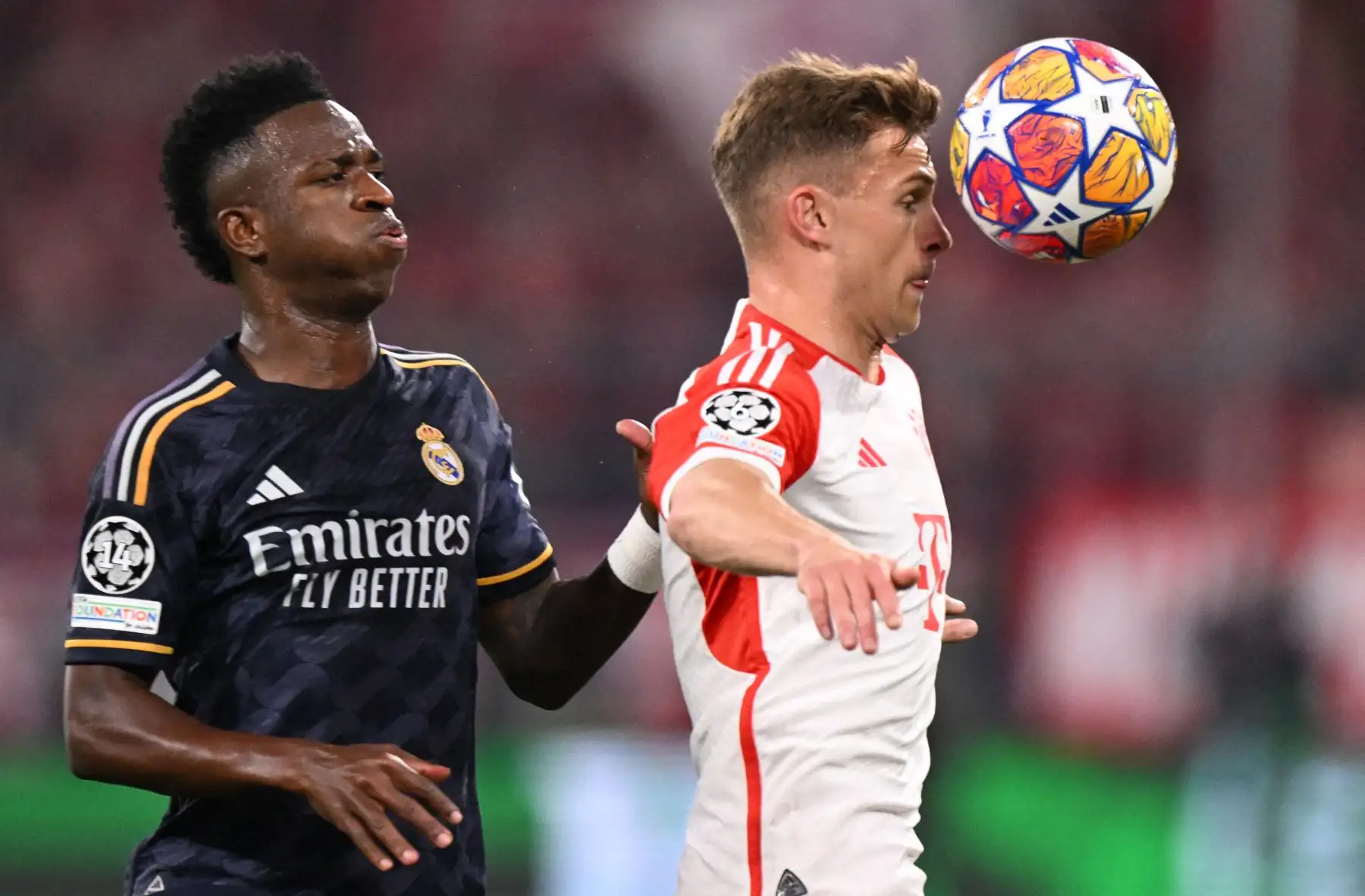 El delantero brasileño del Real Madrid, Vinicius Junior y el mediocampista alemán del Bayern Munich , Joshua Kimmich compiten por el balón durante el partido de fútbol de ida de la semifinal de la Liga de Campeones de la UEFA entre el FC Bayern Munich y el Real Madrid CF.
Foto: AFP