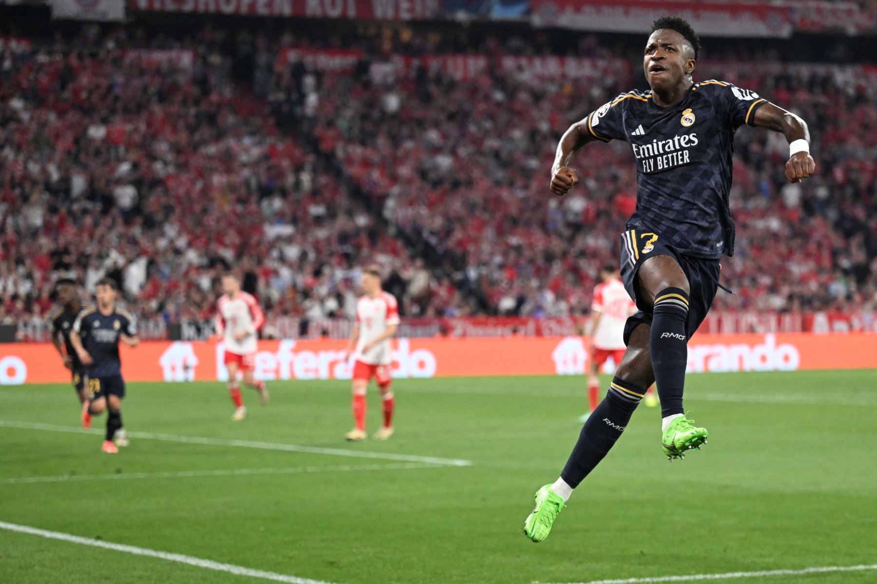 El delantero brasileño del Real Madrid ,Vinicius Junior celebra marcar un penal durante el partido de fútbol de ida de la semifinal de la Liga de Campeones de la UEFA entre el FC Bayern Munich y el Real Madrid CF.
Foto: AFP