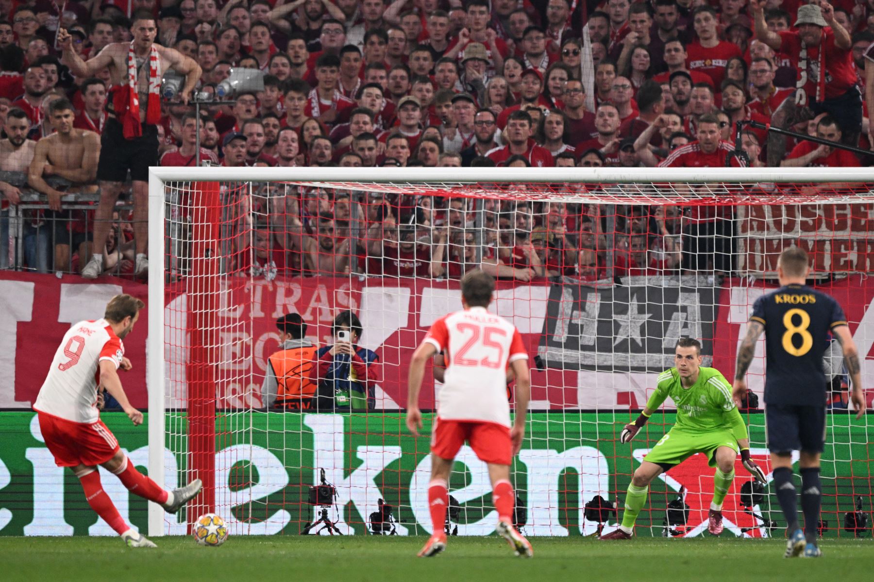 El delantero inglés del Bayern Munich, Harry Kane marca un penalti durante el partido de fútbol de ida de la semifinal de la Liga de Campeones de la UEFA entre el FC Bayern Munich y el Real Madrid CF.
Foto: AFP