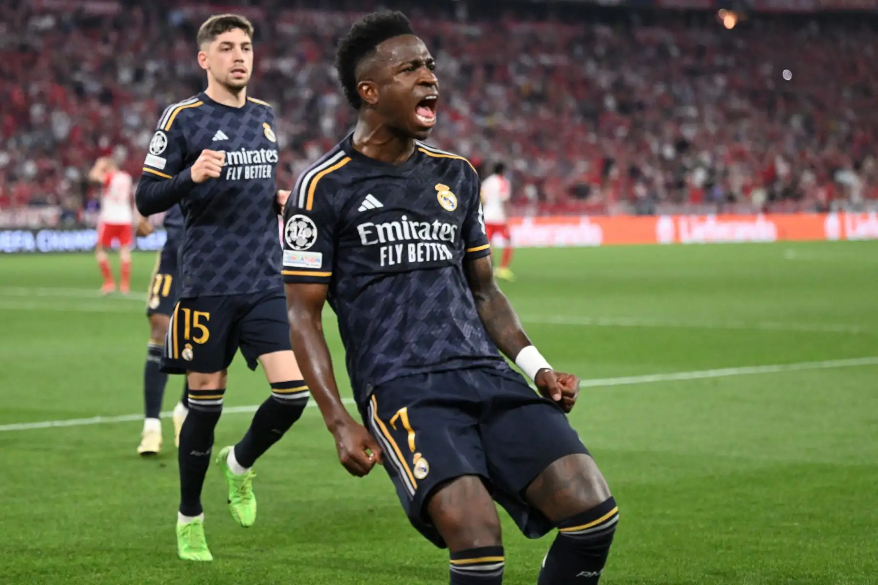 El delantero brasileño del Real Madrid, Vinicius Junior celebra marcar un penal durante el partido de fútbol de ida de la semifinal de la Liga de Campeones de la UEFA entre el FC Bayern Munich y el Real Madrid CF.
Foto:AFP