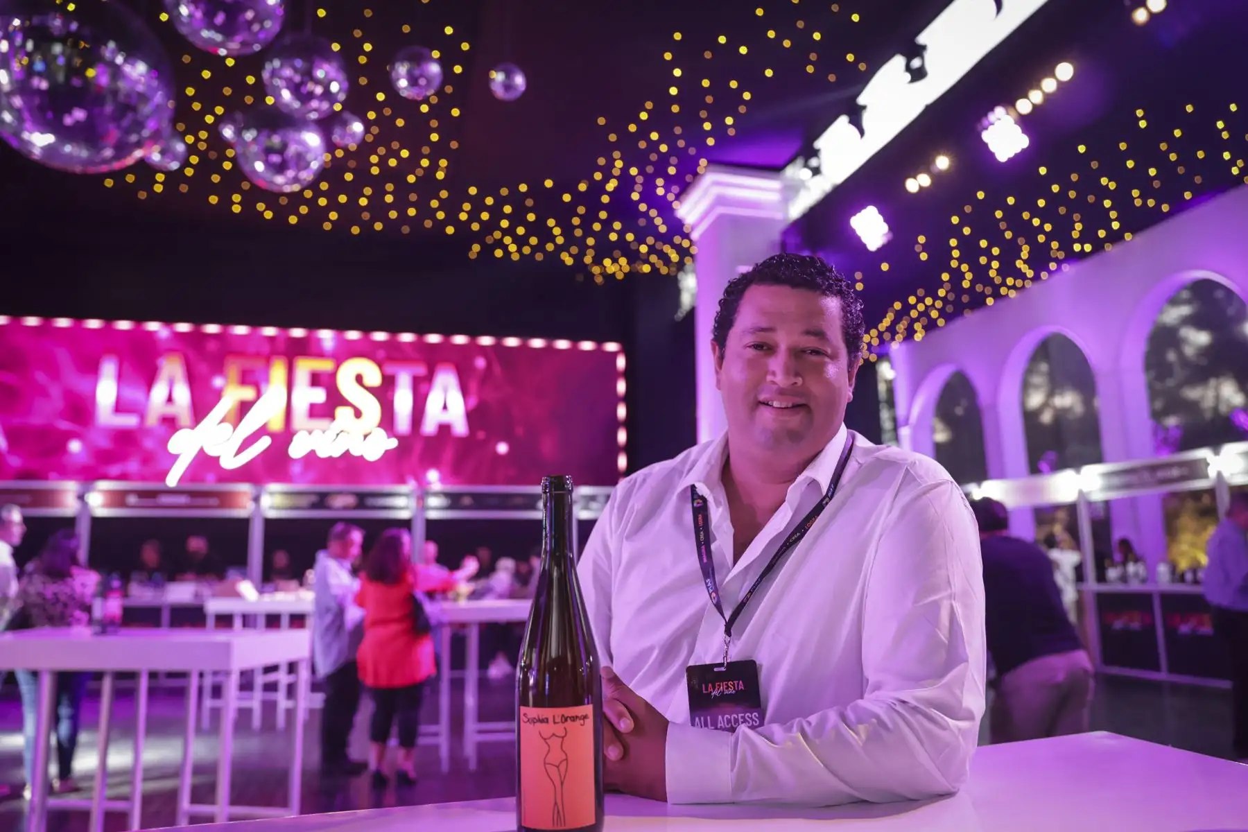 “Aquí podrás encontrar más de 200 etiquetas de diversas parte del mundo, incluyendo al Perú, que no encuentras fácilmente", señala José Alberto Carrera, director del evento y afamado Head Sommelier de Astrid & Gastón. Además que habrá una especial selección de vinos peruanos de Lima, Arequipa, Moquegua y Cusco, provenientes de bodegas pequeñas con producciones artesanales tales como bodegas Joyas de Murga, Hacienda del abuelo y las bodegas representadas por Perú Vino.
Foto: ANDINA/Andrés Valle