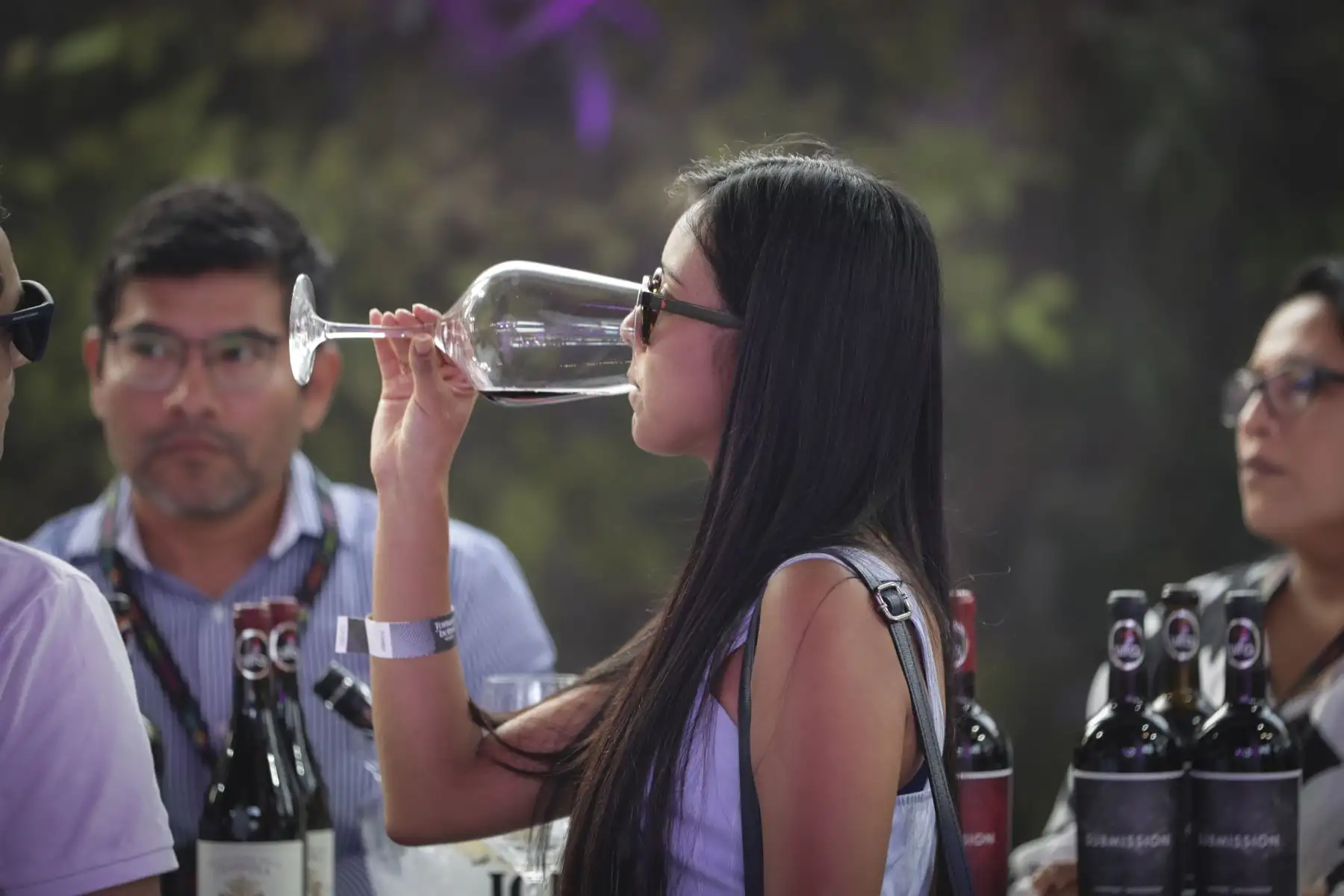 Por primera vez en Lima se realiza La Fiesta del Vino, donde no solo se puede conocer y degustar diversos vinos del mundo; sino que se puede ser parte de espacios intervenidos con iluminación, proyecciones, personajes y música en vivo haciendo de este evento una verdadera fiesta, donde la experiencia e interacción del público es lo más importante.
Foto: ANDINA/Andrés Valle