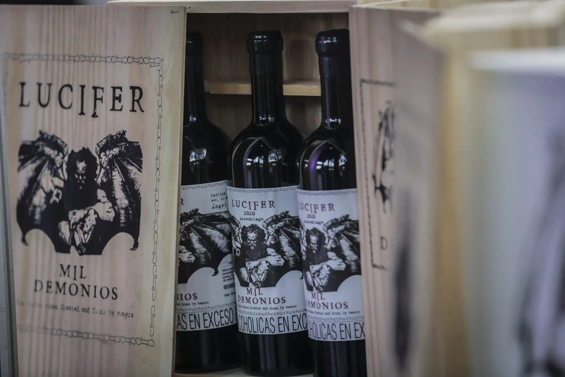Por primera vez en Lima se realiza La Fiesta del Vino, donde no solo se puede conocer y degustar diversos vinos del mundo; sino que se puede ser parte de espacios intervenidos con iluminación, proyecciones, personajes y música en vivo haciendo de este evento una verdadera fiesta, donde la experiencia e interacción del público es lo más importante.
Foto: ANDINA/Andrés Valle