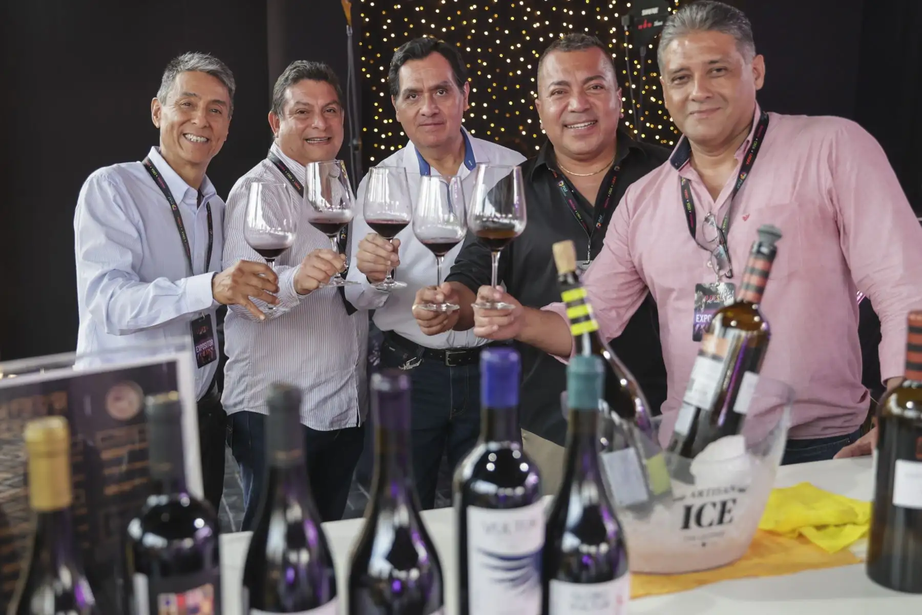 Por primera vez en Lima se realiza La Fiesta del Vino, donde no solo se puede conocer y degustar diversos vinos del mundo; sino que se puede ser parte de espacios intervenidos con iluminación, proyecciones, personajes y música en vivo haciendo de este evento una verdadera fiesta, donde la experiencia e interacción del público es lo más importante.
Foto: ANDINA/Andrés Valle