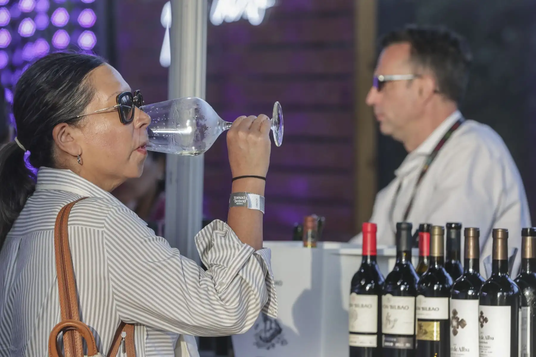 “Aquí podrás encontrar más de 200 etiquetas de diversas parte del mundo, incluyendo al Perú, que no encuentras fácilmente", señala José Alberto Carrera, director del evento y afamado Head Sommelier de Astrid & Gastón. Además que habrá una especial selección de vinos peruanos de Lima, Arequipa, Moquegua y Cusco, provenientes de bodegas pequeñas con producciones artesanales tales como bodegas Joyas de Murga, Hacienda del abuelo y las bodegas representadas por Perú Vino.
Foto: ANDINA/Andrés Valle