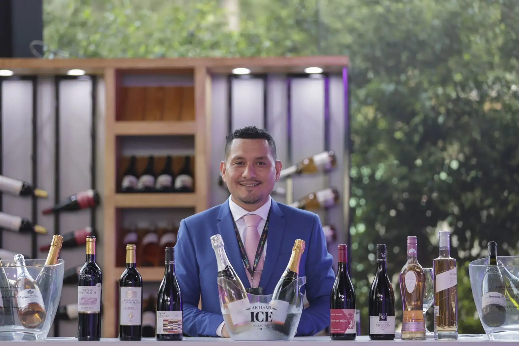 “Aquí podrás encontrar más de 200 etiquetas de diversas parte del mundo, incluyendo al Perú, que no encuentras fácilmente", señala José Alberto Carrera, director del evento y afamado Head Sommelier de Astrid & Gastón. Además que habrá una especial selección de vinos peruanos de Lima, Arequipa, Moquegua y Cusco, provenientes de bodegas pequeñas con producciones artesanales tales como bodegas Joyas de Murga, Hacienda del abuelo y las bodegas representadas por Perú Vino.
Foto: ANDINA/Andrés Valle