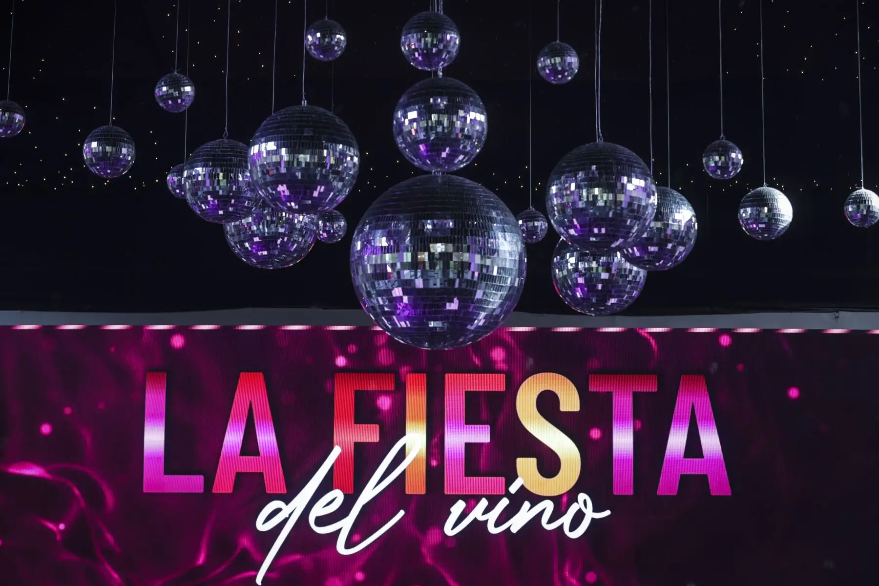 “Aquí podrás encontrar más de 200 etiquetas de diversas parte del mundo, incluyendo al Perú, que no encuentras fácilmente", señala José Alberto Carrera, director del evento y afamado Head Sommelier de Astrid & Gastón. Además que habrá una especial selección de vinos peruanos de Lima, Arequipa, Moquegua y Cusco, provenientes de bodegas pequeñas con producciones artesanales tales como bodegas Joyas de Murga, Hacienda del abuelo y las bodegas representadas por Perú Vino.
Foto: ANDINA/Andrés Valle
