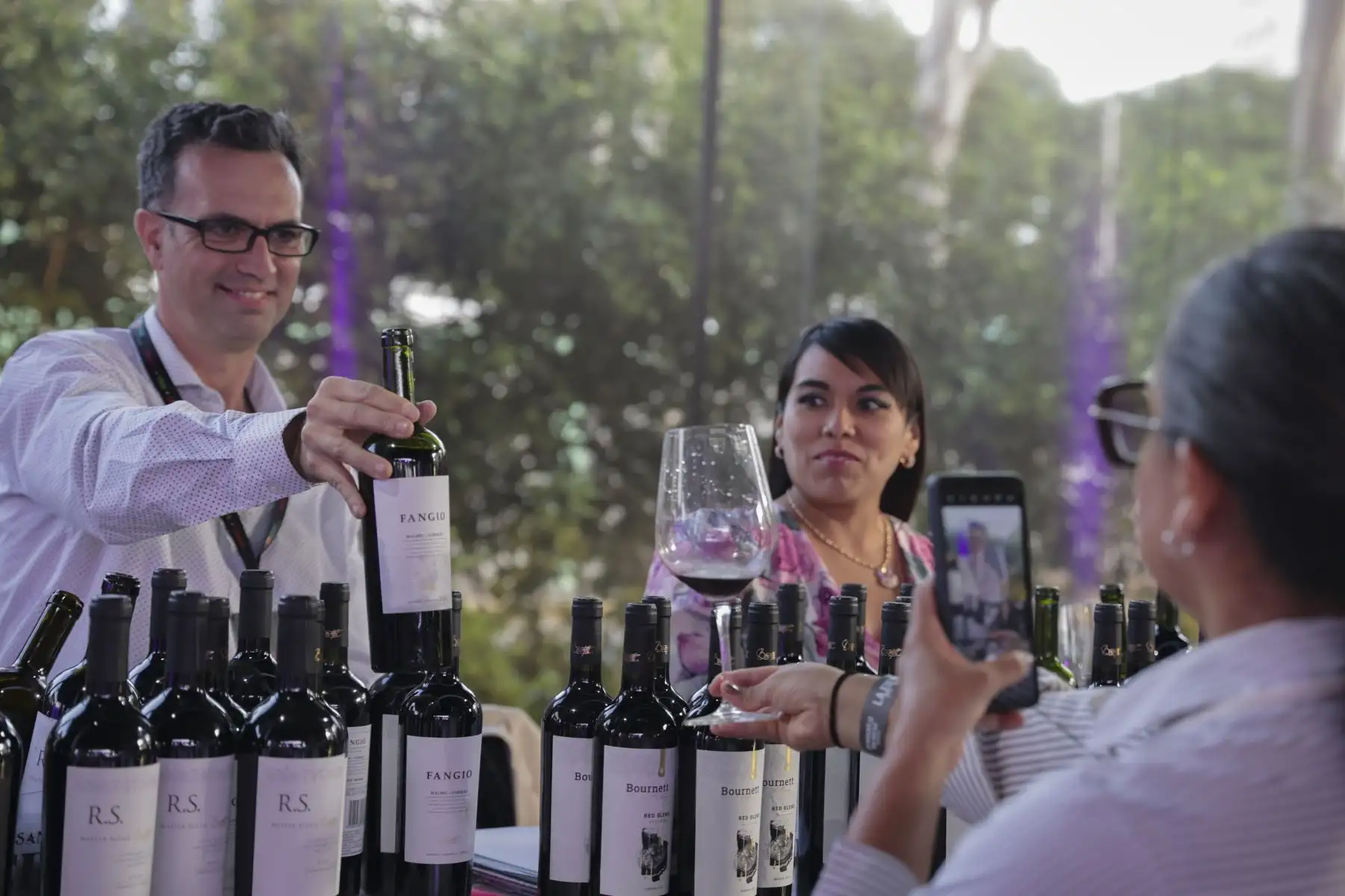 Por primera vez en Lima se realiza La Fiesta del Vino, donde no solo se puede conocer y degustar diversos vinos del mundo; sino que se puede ser parte de espacios intervenidos con iluminación, proyecciones, personajes y música en vivo haciendo de este evento una verdadera fiesta, donde la experiencia e interacción del público es lo más importante.
Foto: ANDINA/Andrés Valle