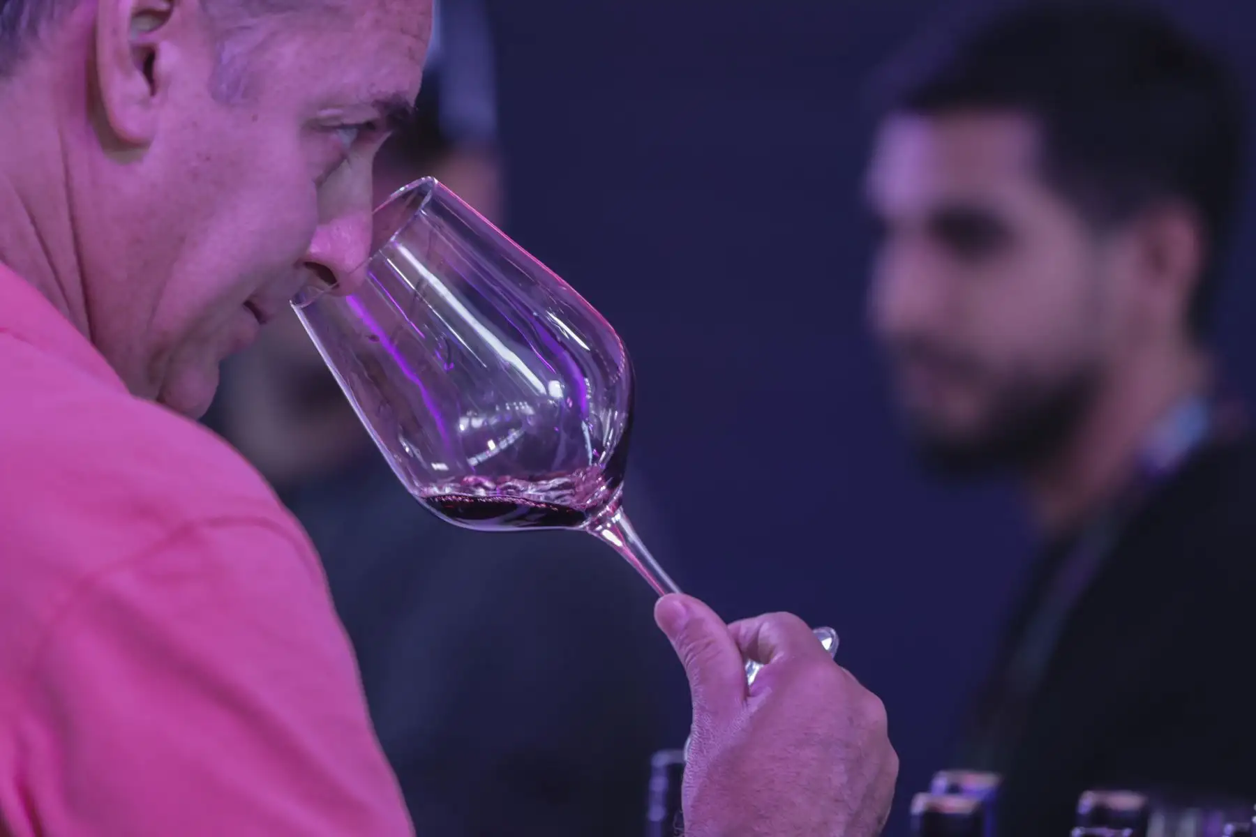 Por primera vez en Lima se realiza La Fiesta del Vino, donde no solo se puede conocer y degustar diversos vinos del mundo; sino que se puede ser parte de espacios intervenidos con iluminación, proyecciones, personajes y música en vivo haciendo de este evento una verdadera fiesta, donde la experiencia e interacción del público es lo más importante.
Foto: ANDINA/Andrés Valle
