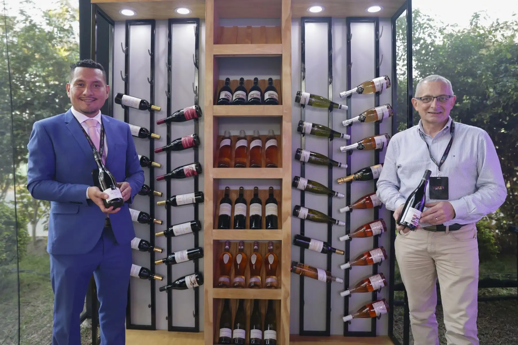 “Aquí podrás encontrar más de 200 etiquetas de diversas parte del mundo, incluyendo al Perú, que no encuentras fácilmente", señala José Alberto Carrera, director del evento y afamado Head Sommelier de Astrid & Gastón. Además que habrá una especial selección de vinos peruanos de Lima, Arequipa, Moquegua y Cusco, provenientes de bodegas pequeñas con producciones artesanales tales como bodegas Joyas de Murga, Hacienda del abuelo y las bodegas representadas por Perú Vino.
Foto: ANDINA/Andrés Valle